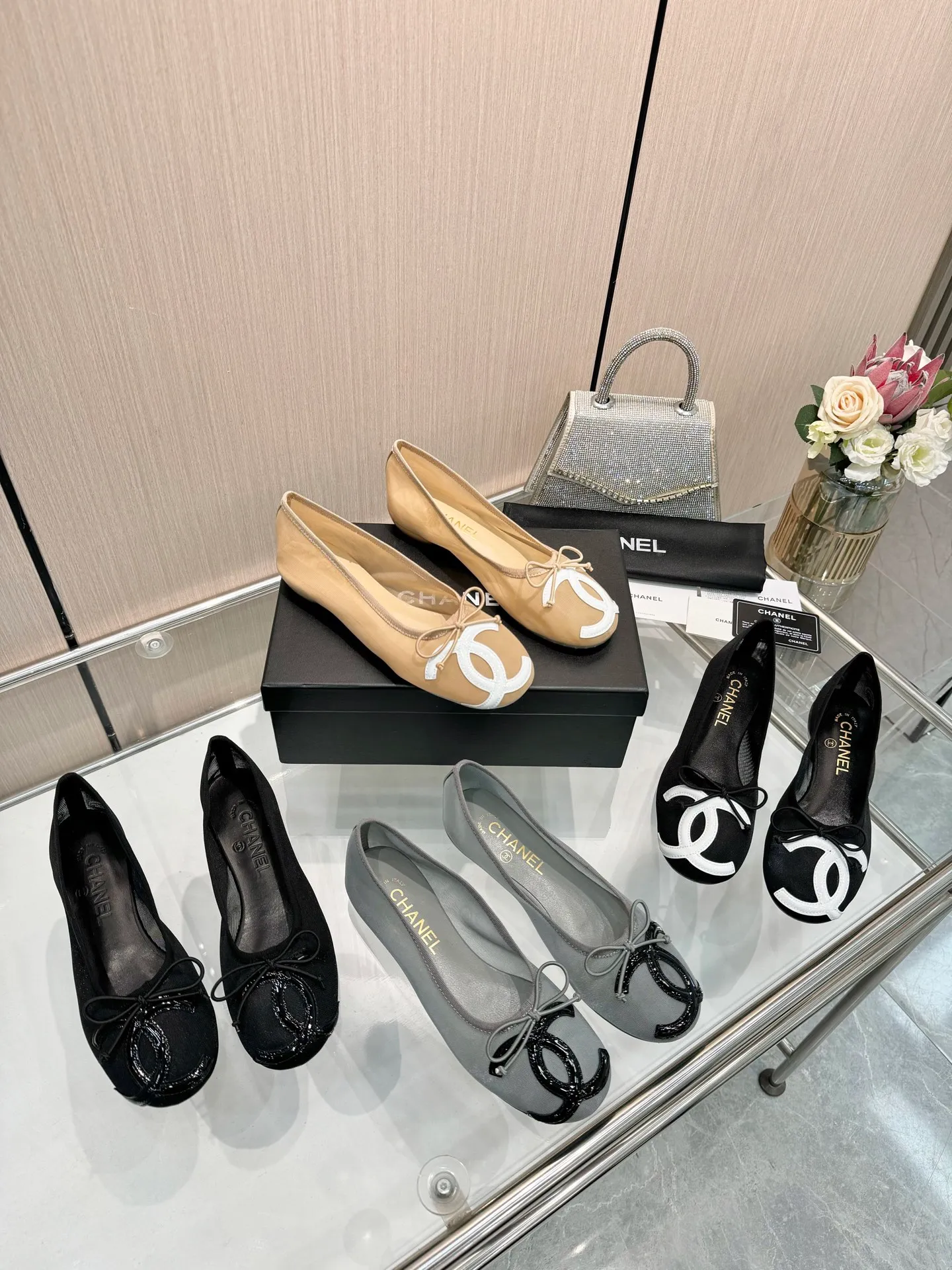 👟👟Ex-factory price 480👟👟 Women's Shoes Women's Clothing | ²⁰²5 𝐬𝐬 🤍🤎𝐂𝐇𝐀𝐍𝐄𝐋 Chanel 26A catwalk style Handmade Mary Jane women's shoes Ballet shoes are so amazing, the bow pattern is so cute! Even if I don’t wear flat shoes, I can’t resist the temptation! The second recommended pair of Chanel logo women's shoes has great texture and is versatile. It is made of lambskin and has an original two-color outsole. Size: 35-40 (41 can be customized and cannot be returned or exchanged)